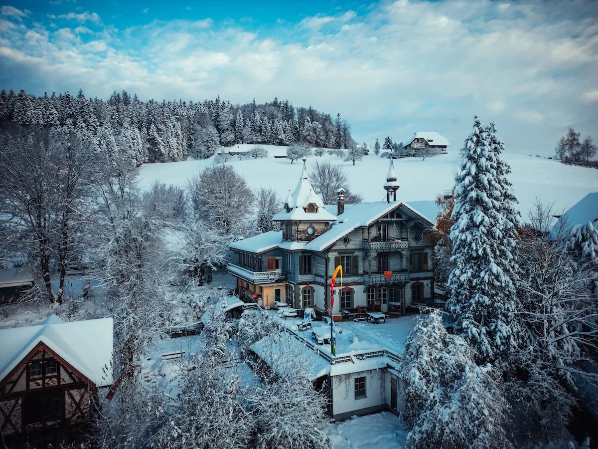 Waldhaus Lüztelflüh_Hauptgebäuse_DFrohnenaufnahme_winterlich web